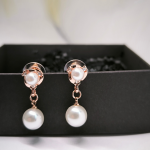 Klassikalise disainiga kõrvarõngad pärlimitatsiooniga