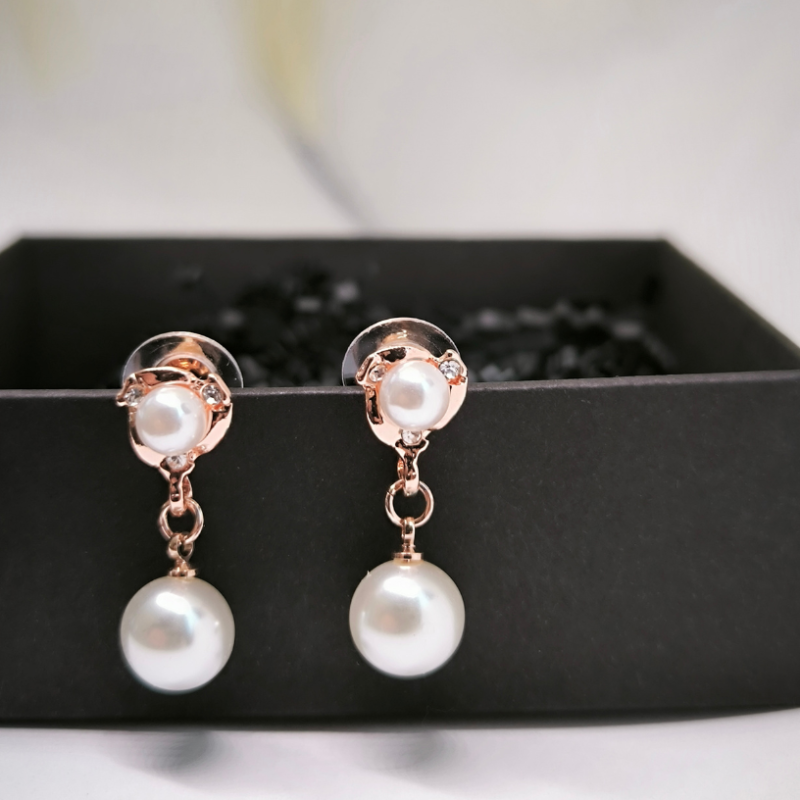 Klassikalise disainiga kõrvarõngad pärlimitatsiooniga