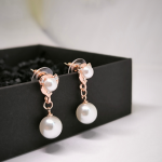 Klassikalise disainiga kõrvarõngad pärlimitatsiooniga