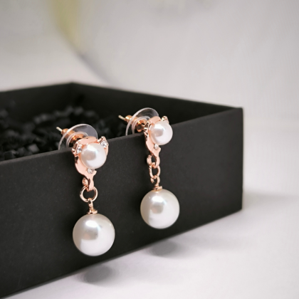 Klassikalise disainiga kõrvarõngad pärlimitatsiooniga