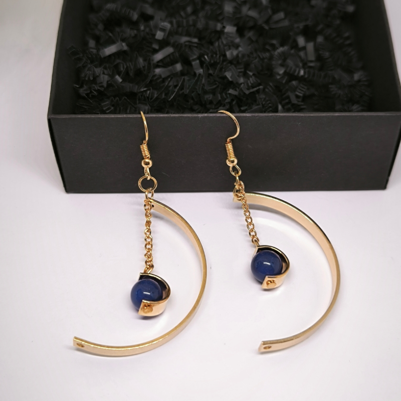 Moekujundusega kõrvarõngad