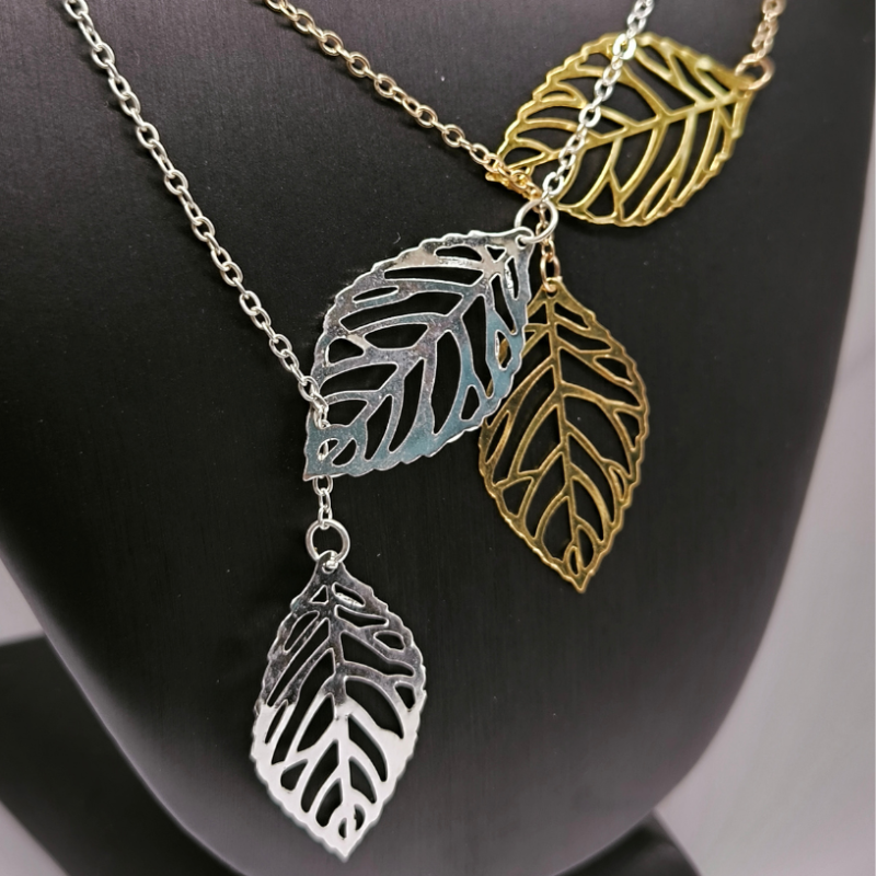 Kaelakee lehekujuline motiividega kaunistatud