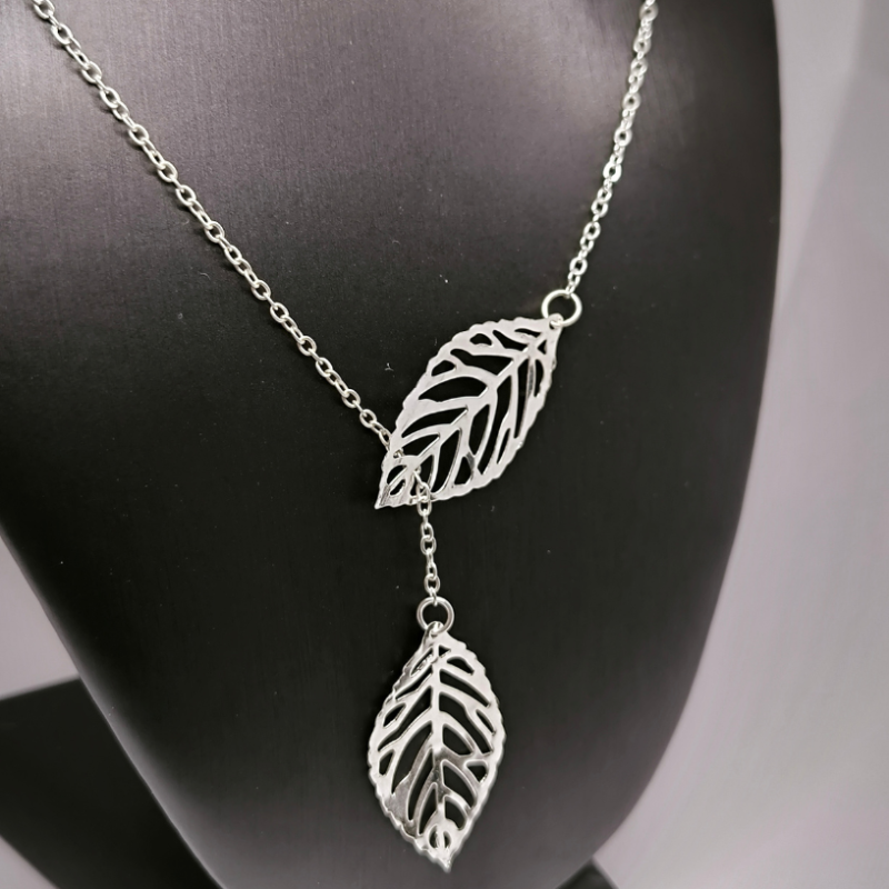 Kaelakee lehekujuline motiividega kaunistatud