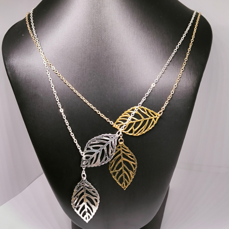 Kaelakee lehekujuline motiividega kaunistatud