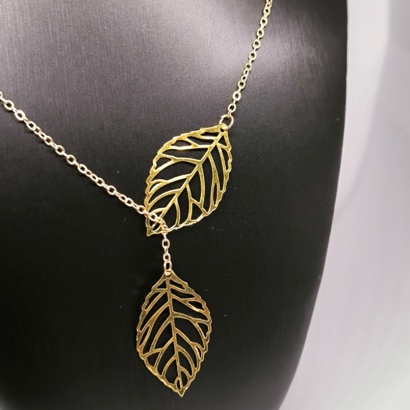 Kaelakee lehekujuline motiividega kaunistatud