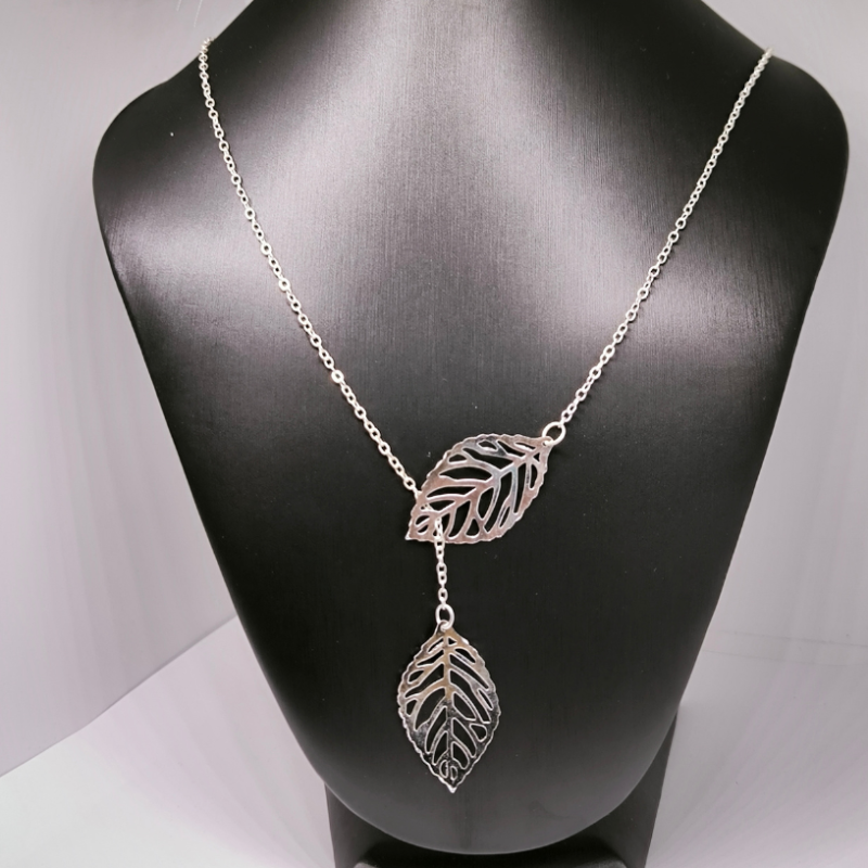 Kaelakee lehekujuline motiividega kaunistatud