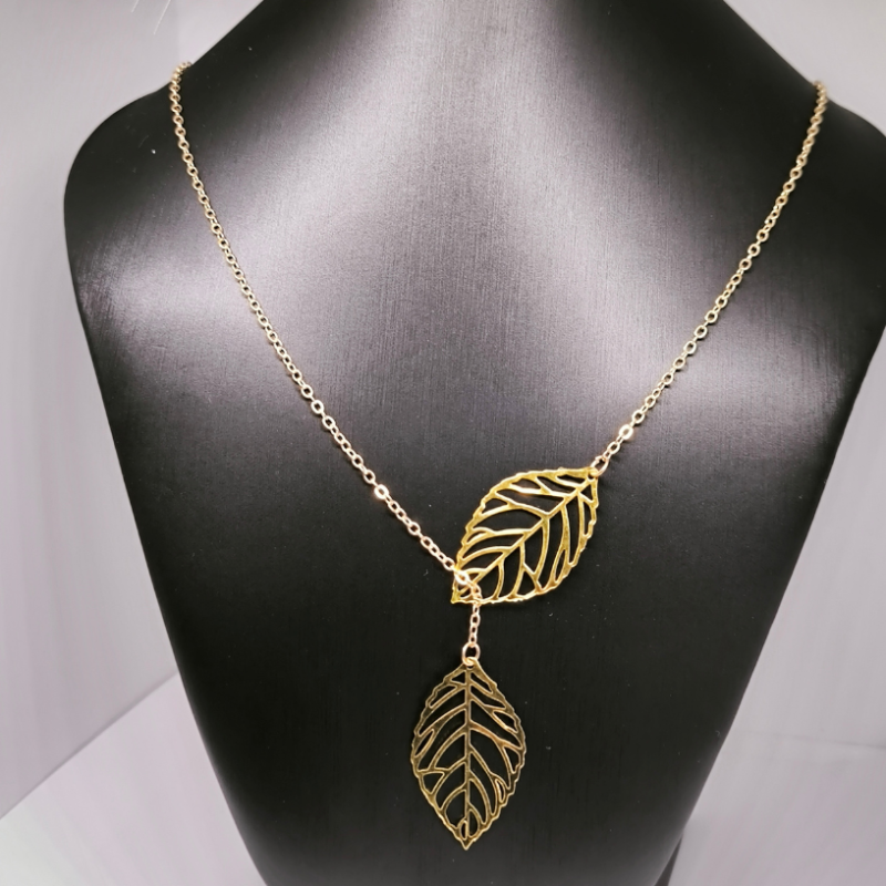 Kaelakee lehekujuline motiividega kaunistatud