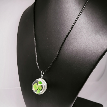 Kaelakee "Nelja lehega ristik klaasis"