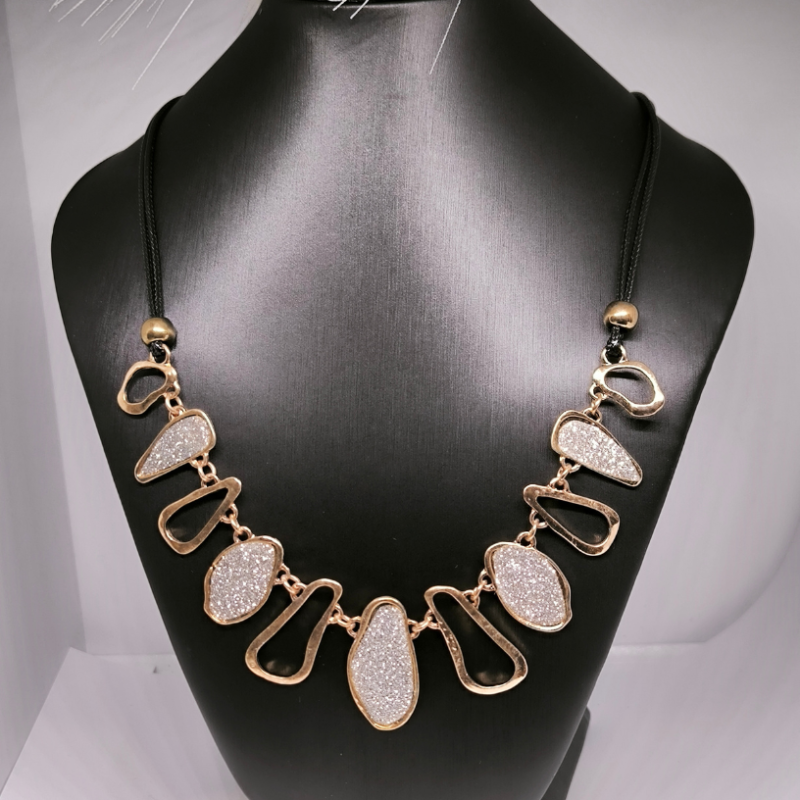 Vintage-stiilis kaelakee