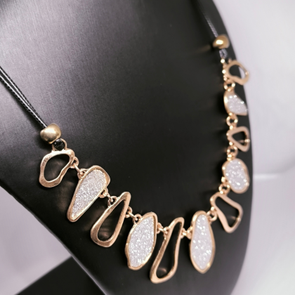 Vintage-stiilis kaelakee