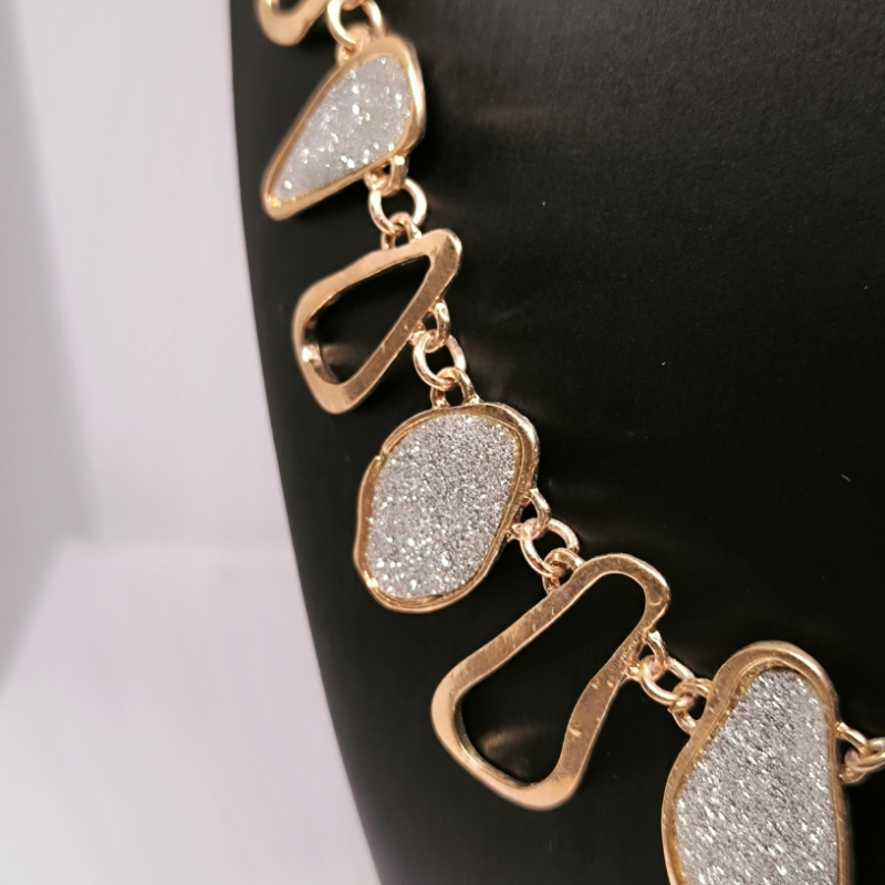 Vintage-stiilis kaelakee