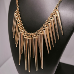 Massiivne kuldse värvusega ogade imitatsiooniga kaelakee