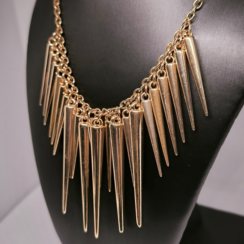 Massiivne kuldse värvusega ogade imitatsiooniga kaelakee