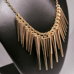 Massiivne kuldse värvusega ogade imitatsiooniga kaelakee