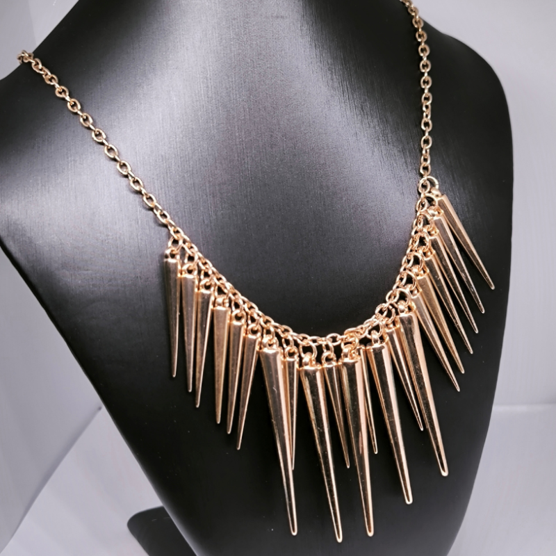 Massiivne kuldse värvusega ogade imitatsiooniga kaelakee