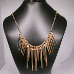 Massiivne kuldse värvusega ogade imitatsiooniga kaelakee