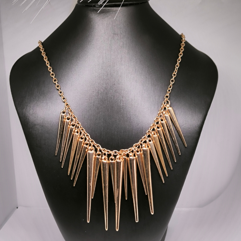 Massiivne kuldse värvusega ogade imitatsiooniga kaelakee