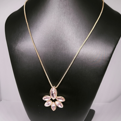 Pisarakujuline kaelakee