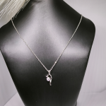 Stiilne väljendusrikka kujuga kaelakee