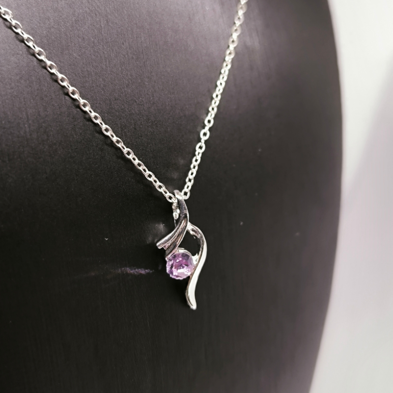 Stiilne väljendusrikka kujuga kaelakee