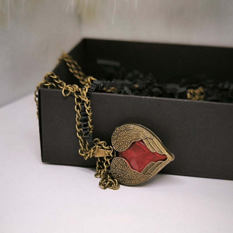 Kaelakee kristallsüdamega