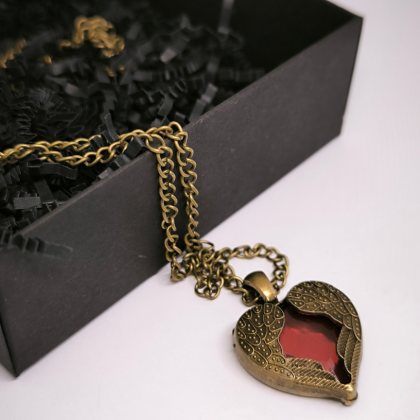 Kaelakee kristallsüdamega