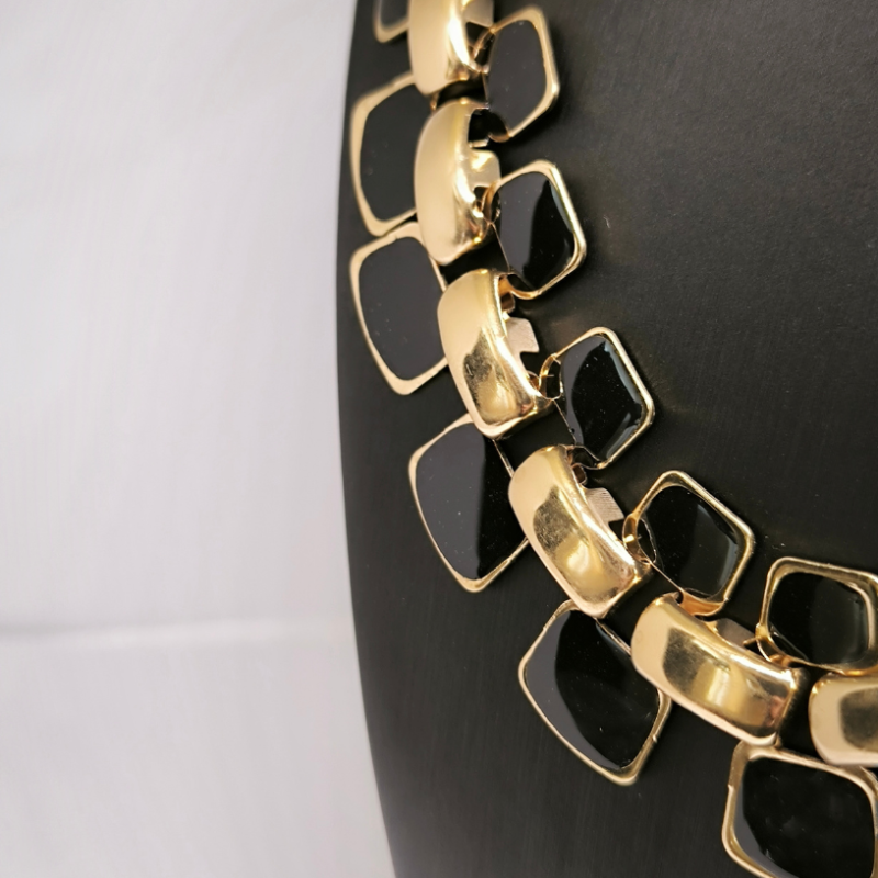 Keerukas vintage-stiilis ehe – kaelakee