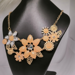 Lilleõite imiteeriv kaelakee