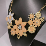 Lilleõite imiteeriv kaelakee