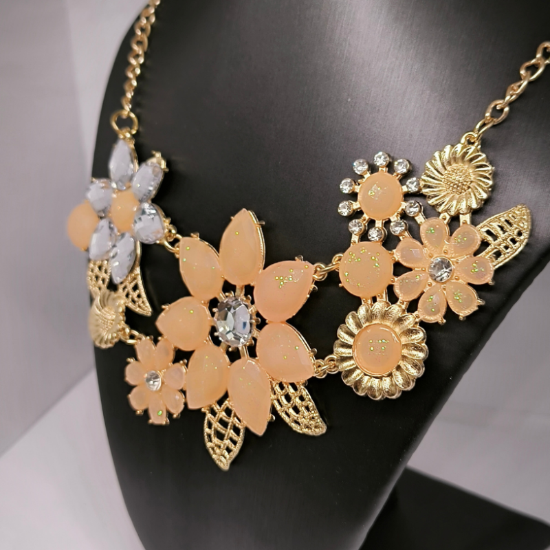 Lilleõite imiteeriv kaelakee