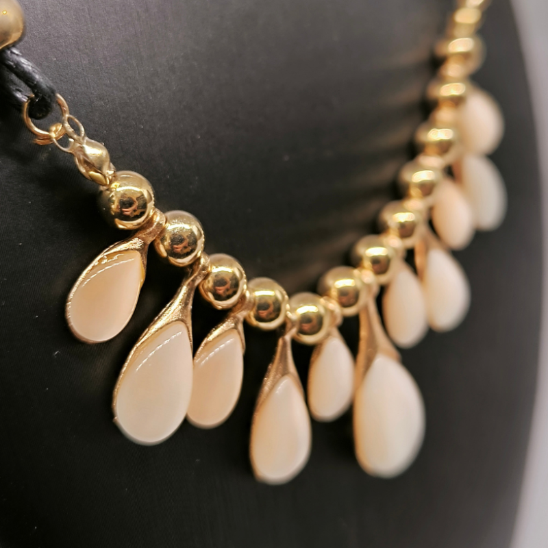 Kaelakee kaunistatud opaaliga