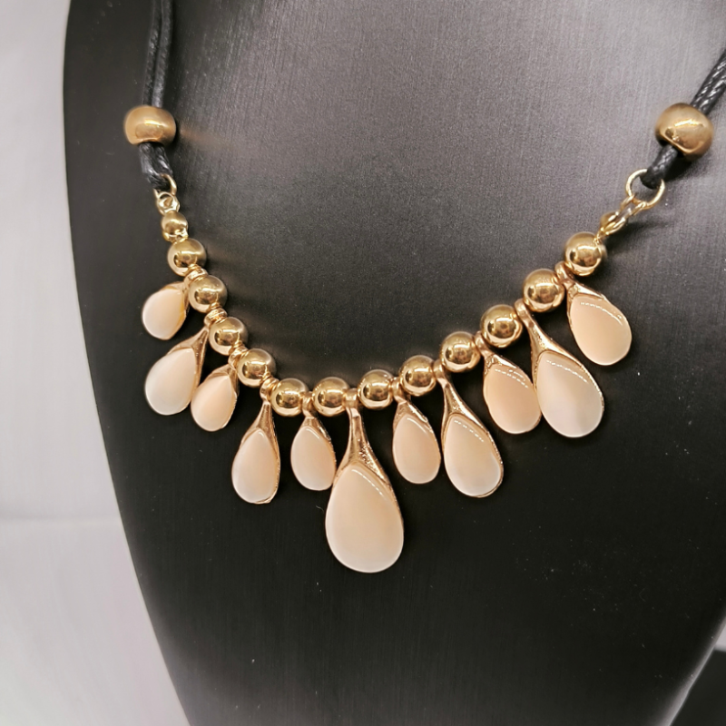 Kaelakee kaunistatud opaaliga