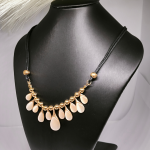 Kaelakee kaunistatud opaaliga