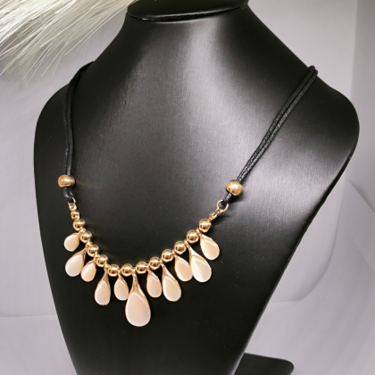 Kaelakee kaunistatud opaaliga