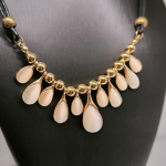 Kaelakee kaunistatud opaaliga