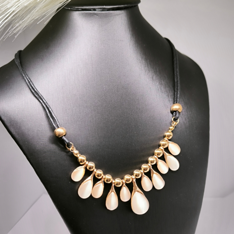 Kaelakee kaunistatud opaaliga