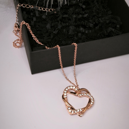 Roosakuldne südamekujulise ripatsiga kaelakee