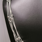 Hõbedase tooniga, keeruka disainiga kaelakee