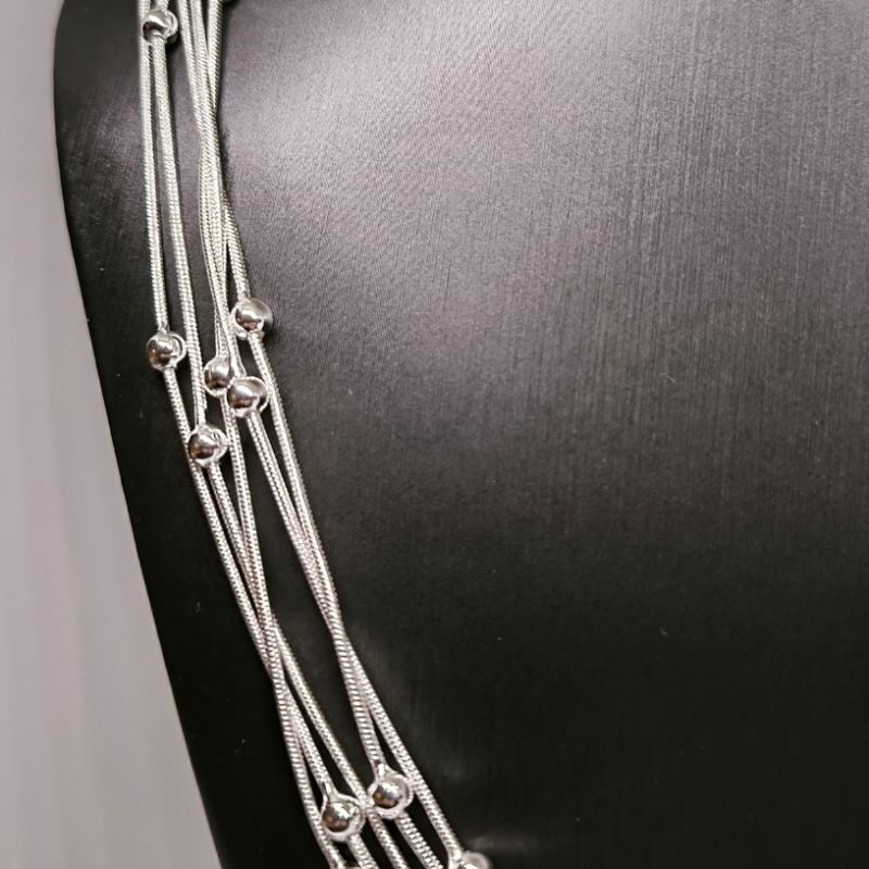 Hõbedase tooniga, keeruka disainiga kaelakee