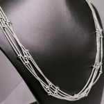 Hõbedase tooniga, keeruka disainiga kaelakee