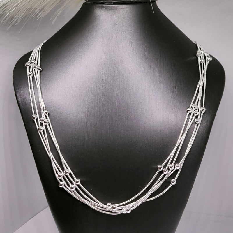 Hõbedase tooniga, keeruka disainiga kaelakee