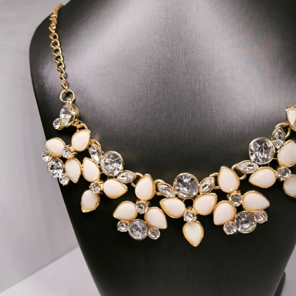 Vintage-stiilis kaelakee – koljees