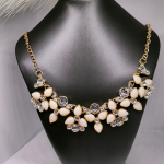 Vintage-stiilis kaelakee – koljees