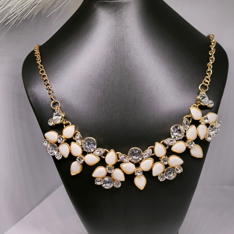 Vintage-stiilis kaelakee – koljees