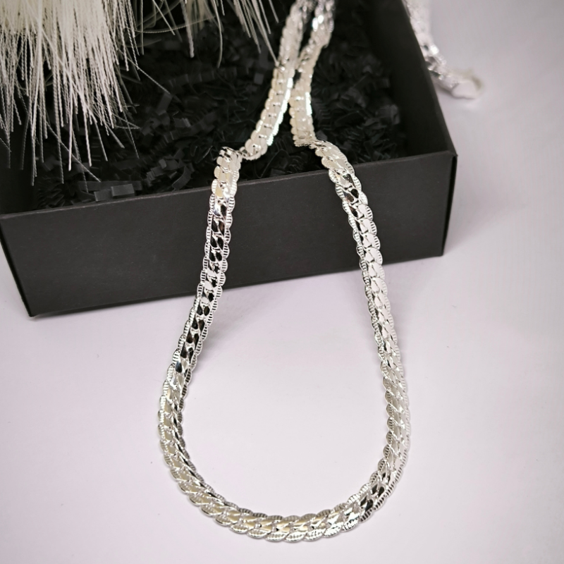 Massiivne hõbedavärvi kett