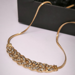 Kristallidega punutise kujuline kaelakee