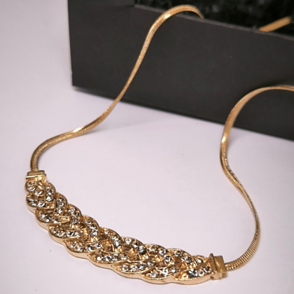 Kristallidega punutise kujuline kaelakee