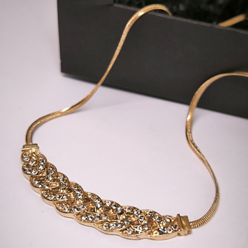 Kristallidega punutise kujuline kaelakee