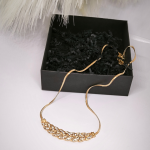 Kristallidega punutise kujuline kaelakee