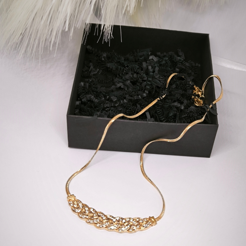 Kristallidega punutise kujuline kaelakee